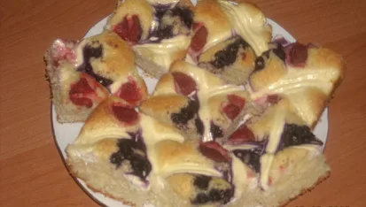 Zdravá buchta s ovocem a sýrem na talíři