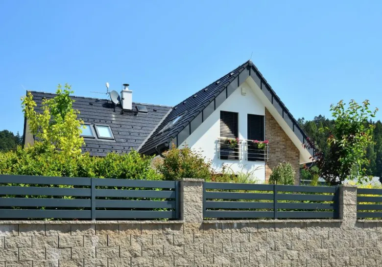 Dům s přesahem štítu nad hlavní střechou