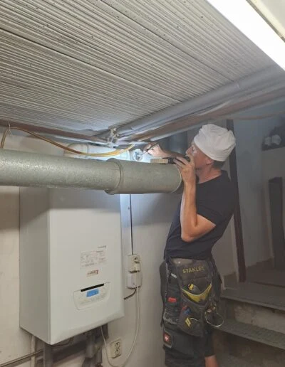 Technik prověřuje plynový kotel a komín