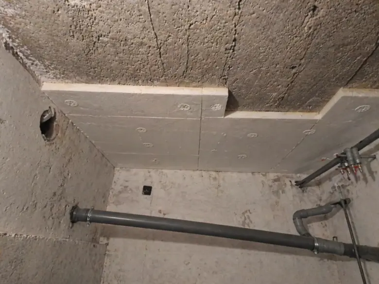 Zateplení stropu sklepa izolačními deskami s potrubím