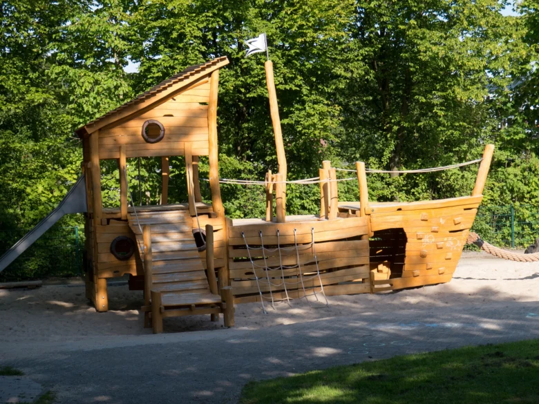 Dřevěné pirátské hřiště postavené svépomocí v parku.