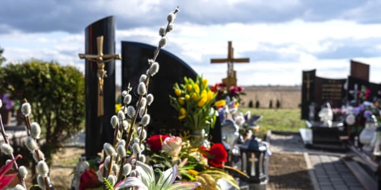 Velikonoční výzdoba na hrob s vavřínem a květinami