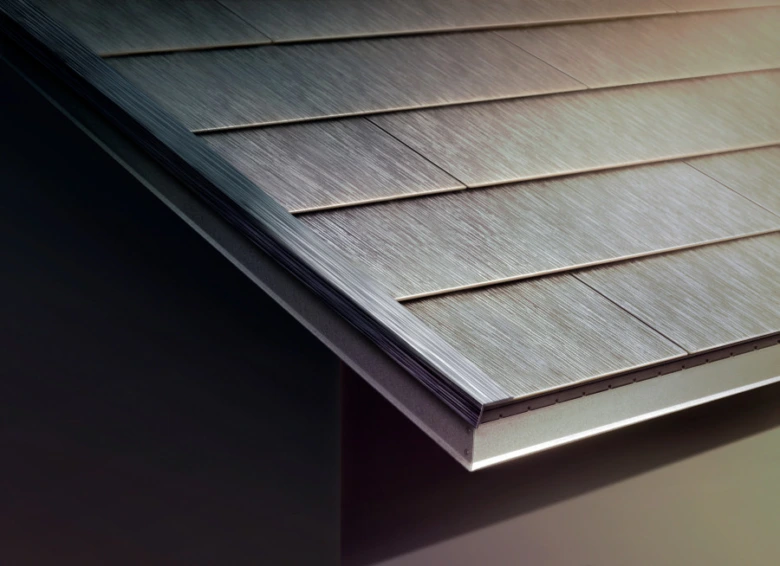 Solární tašky na střeše - detailní pohled