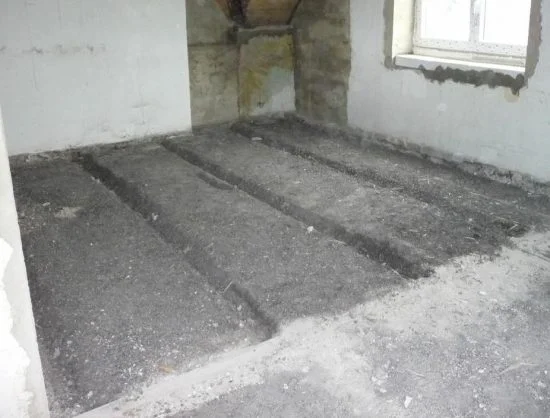 Podlaha na trámovém stropu s betonovou vrstvou.