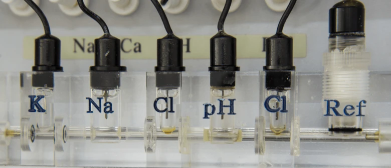 Radionové senzory pro měření elektrolytů v laboratoři.