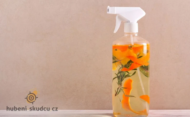 Domácí postřik na dřepčíky s pomerančem a rozmarýnem