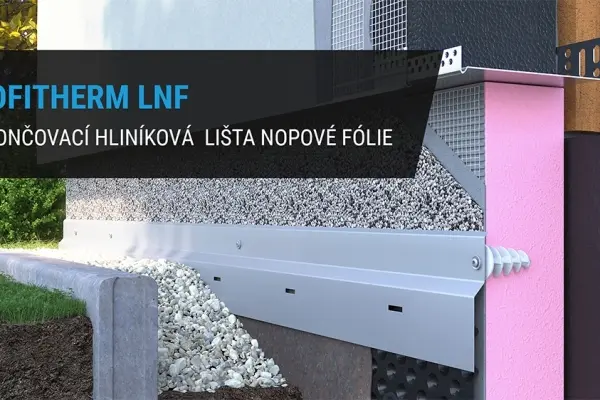 Detail opravy zateplené fasády s izolační fólií a hliníkovou lištou.