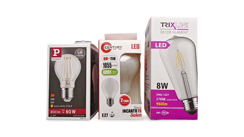 LED žárovky v krabicích s výkonem a světelným tokem