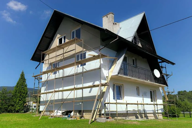 Dřevěná chata s izolačními panely na fasádě