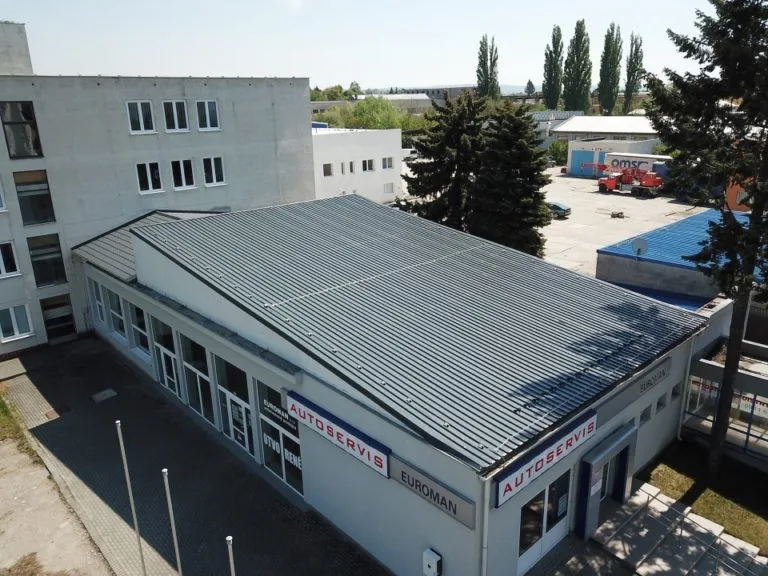 Pultová střecha na budově autoservisu s výkresovou konstrukcí
