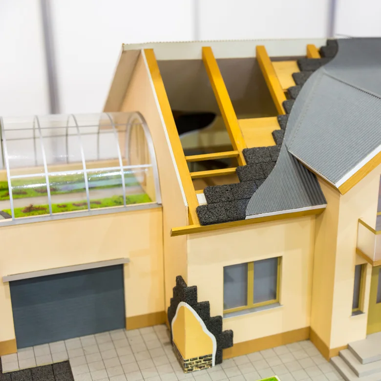 Model domu s odhalenou izolací střechy pro vysvětlení tepelného odporu.