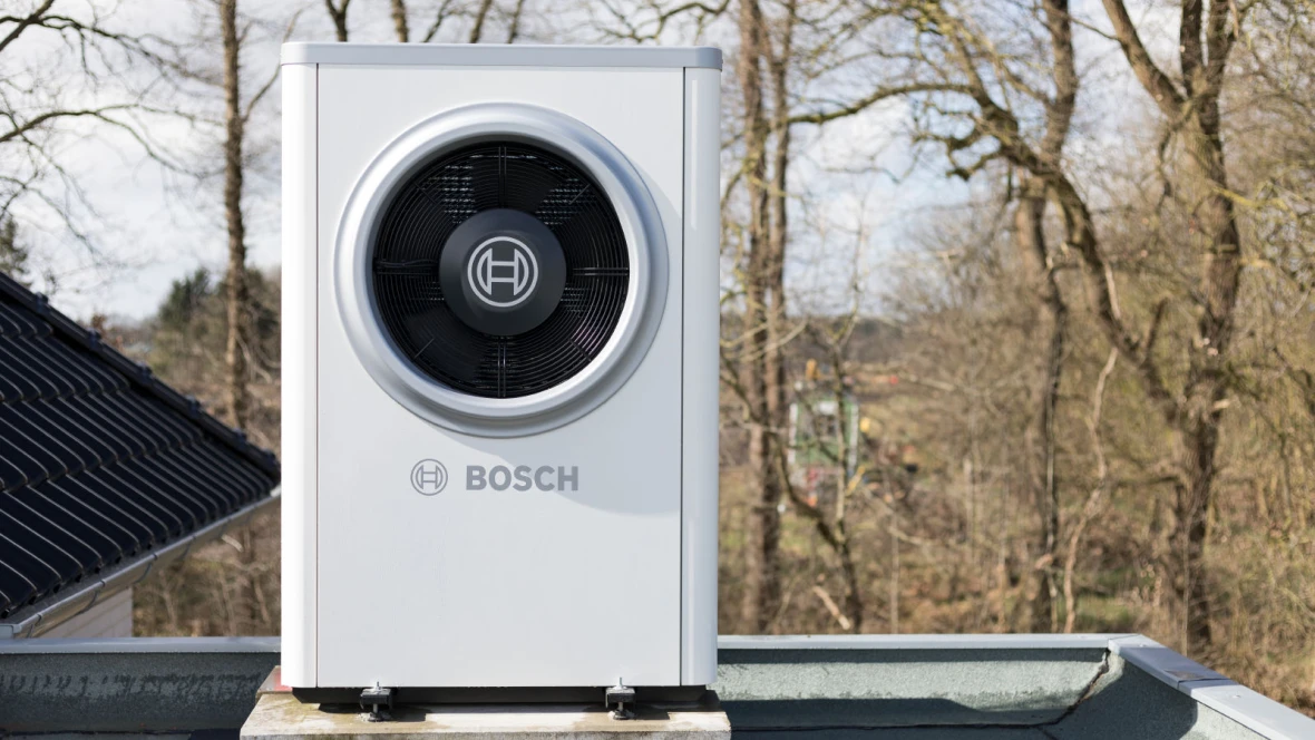 Bosch tepelné čerpadlo na střeše domu v přírodě