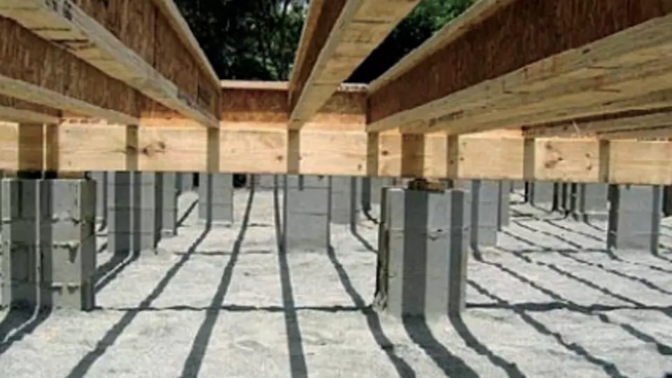 Podlahová konstrukce na betonových sloupcích v podzemním prostoru.