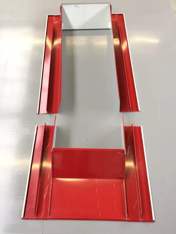 Detailní pohled na komínovou vložku s červenými ochrannými okraji.