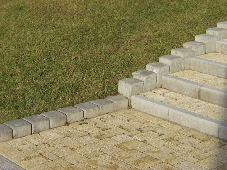Schody ze zámkové dlažby na trávníku