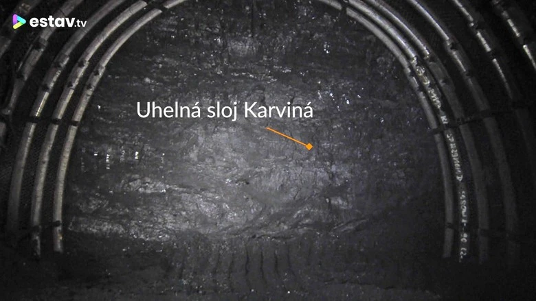 Podzemní důl s viditelnou vrstvou uhlí v tunelu.