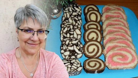 Ženy s třemi druhy rolád z piškotu na modrém podnose.