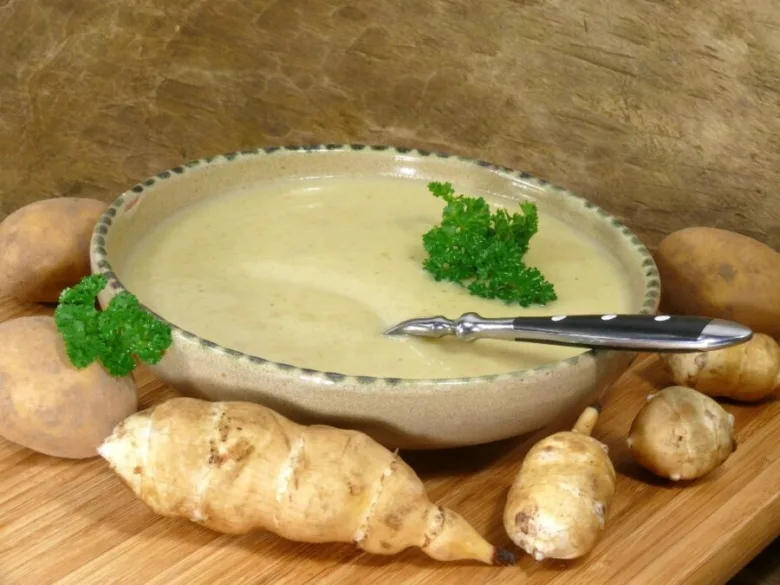 Kremová polévka z topinamburu s bramborami a čerstvými hlízky.