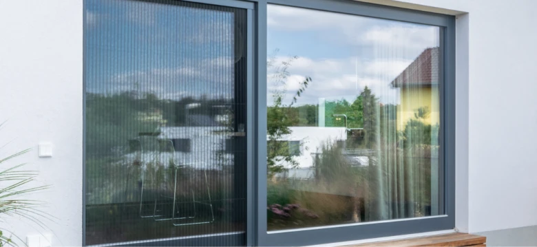 Hliníková okna s moderním designem odrazující okolí