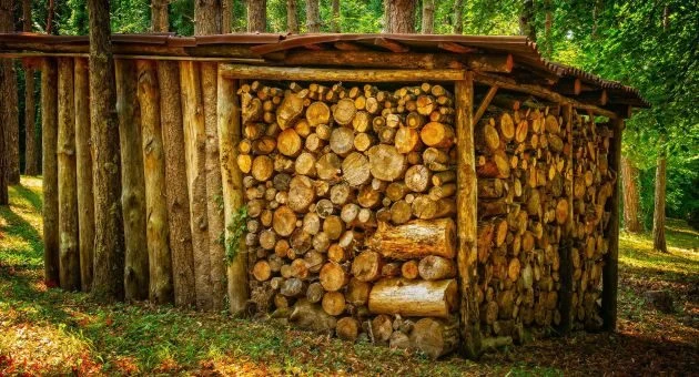 Skládané dřevo v dřevěném skladu pro topení