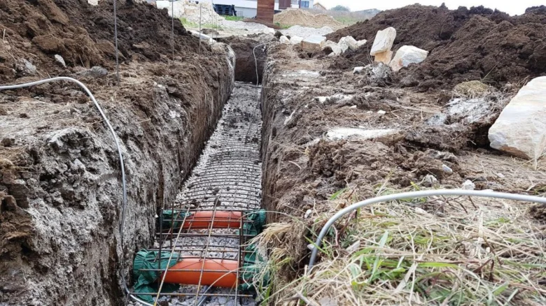 Základový pas s výztuží v příkopu před betonováním.
