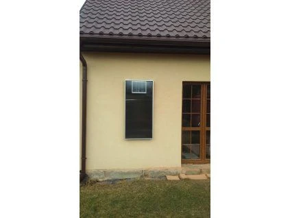 Teplovzdušný solární panel na fasádě domu