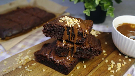 Čokoládové buchty s nutelou na dřevěném podnosu