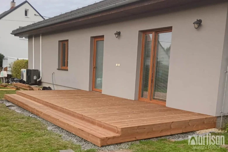 Dřevěná terasa s schody u domu, dokončený výsledek
