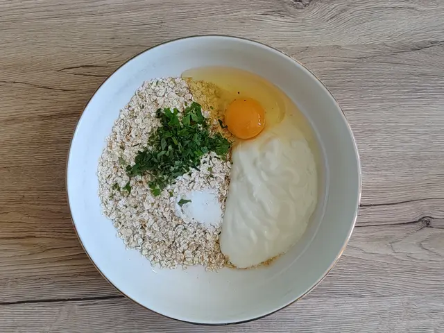 Suroviny na placky z ovesných vloček v misce.