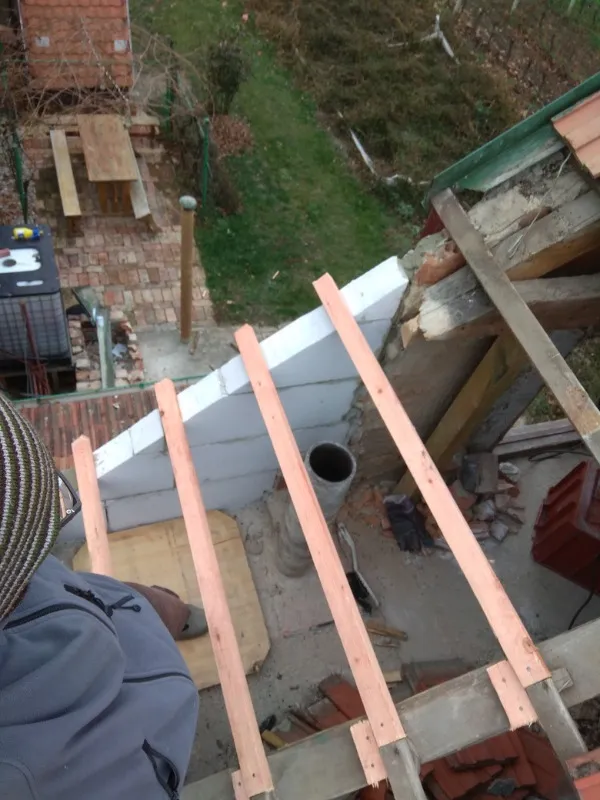 Práce na vyvložkování komínu s odstraňováním cihel.