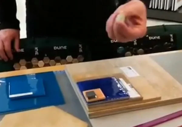 Výběr dlažby pro krb s ukázkami barev a vzorů.