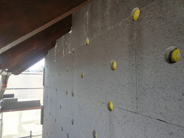 Polystyrenové desky na zateplení stěny s plastovými hrdly