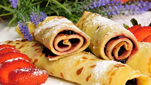Palačinky s ovocem a cukrem na snídani