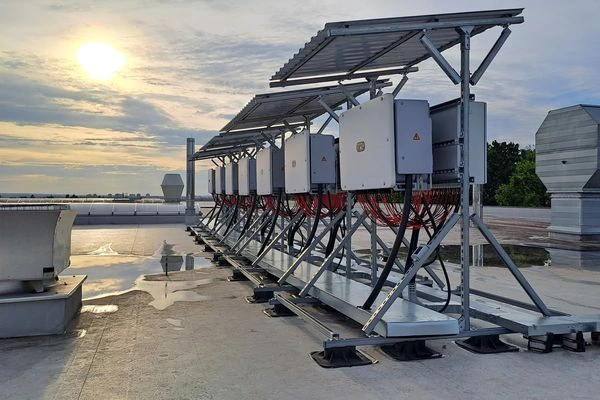 FVE systém na střeše s fotovoltaickými panely a tepelným výměníkem.