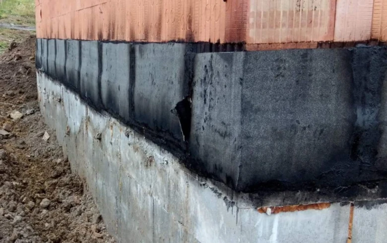 Poškozená hydroizolace na základě budovy