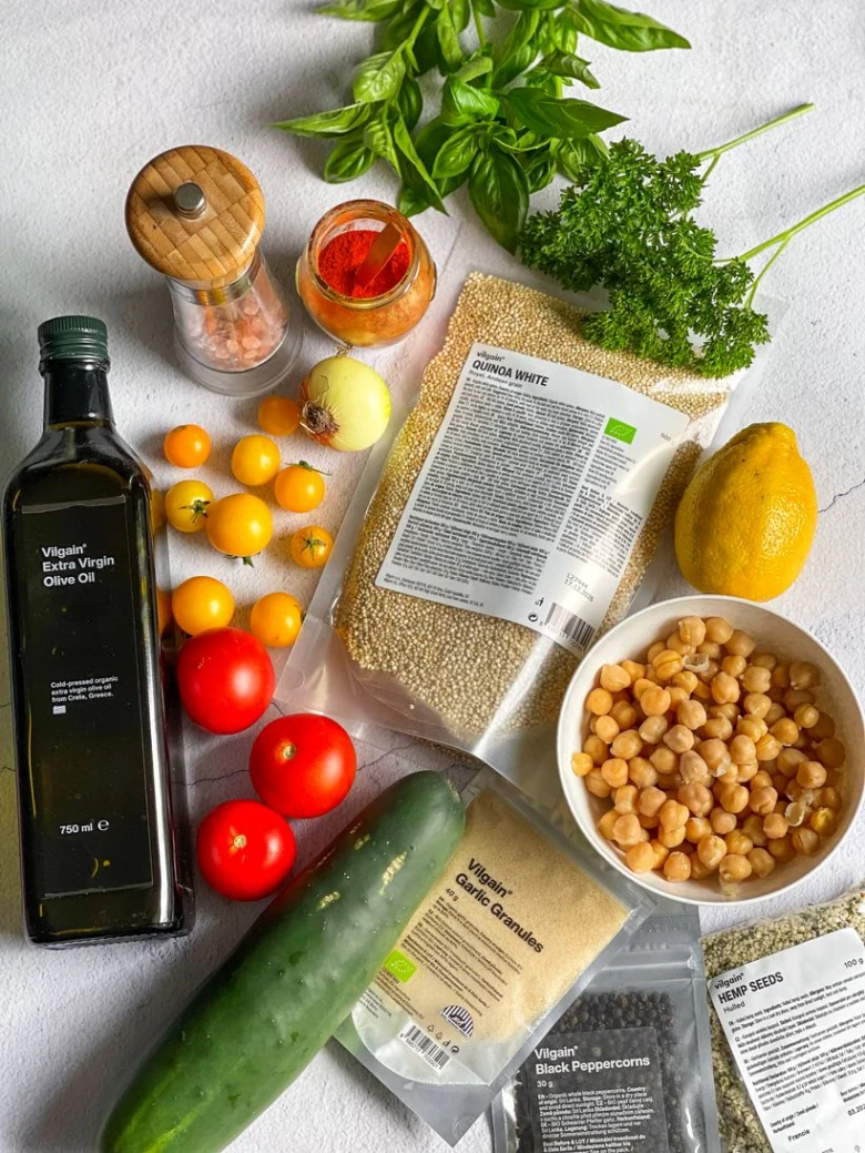 Ingredience pro salát z quinoy: zelenina, oleje a obiloviny.