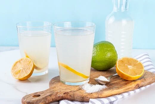 Domácí limonáda s citronem na dřevěném prkénku