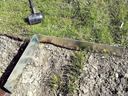 Instalace kovového lemování mezi trávníkem a záhonem