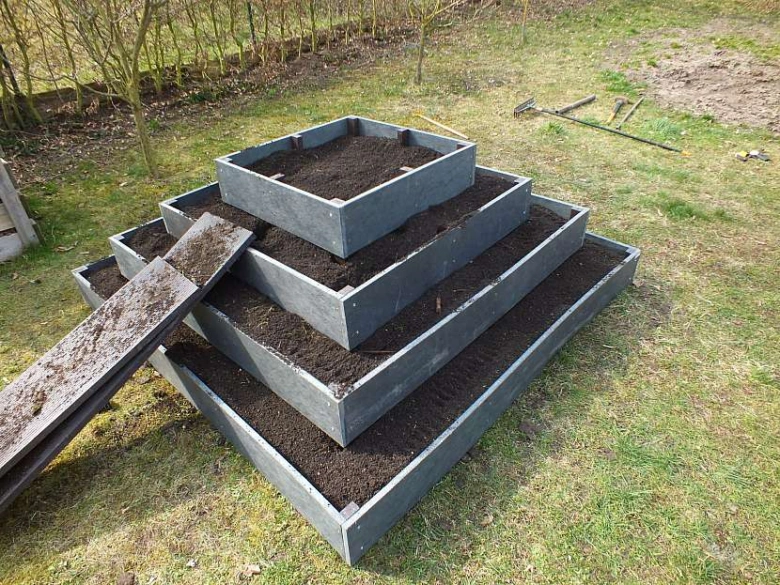 Pyramida na jahody z dřevěných boxů s půdou
