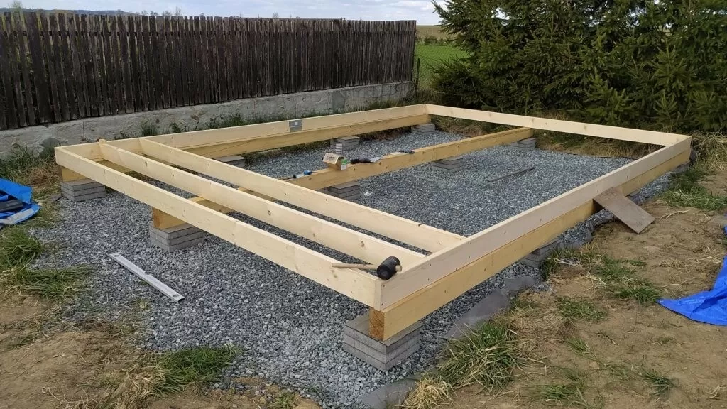 Dřevěný rám na betonových patkách s štěrkom