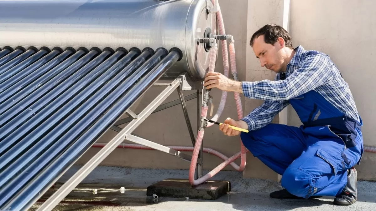 Technik opravuje solární ohřívač vody pro bazén