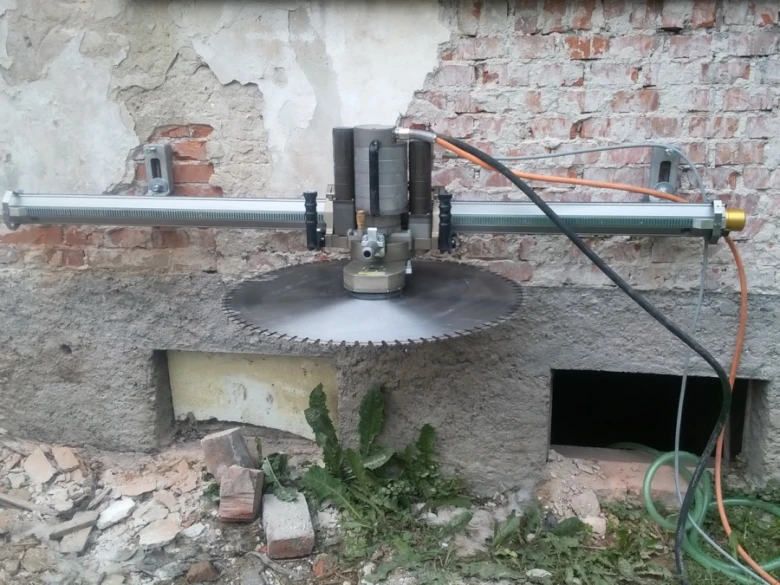 Průmyslová pila na řezání základových zdí domu.